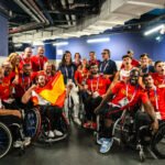 La reina Letizia la ministra de Educacion y el presidente de la CPE celebrando con el equipo de baloncesto