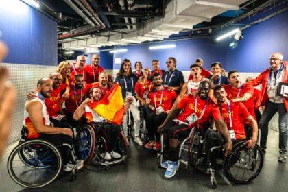 La reina Letizia la ministra de Educacion y el presidente de la CPE celebrando con el equipo de baloncesto