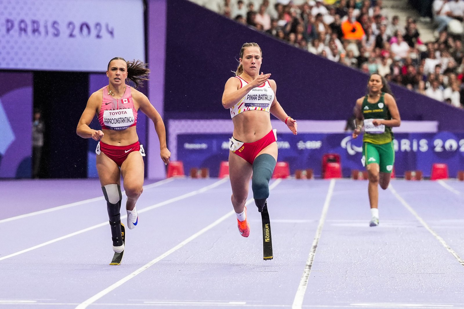 Fiona Pinar en la ronda 1 mujeres 200M T64